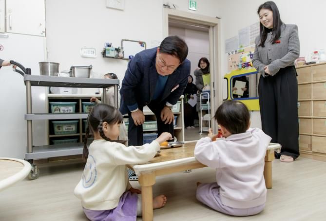 박강수 마포구청장이 제설창고를 찾아 제설 장비를 점검하며 겨울철 안전 대응 준비 상황을 확인하고 있다.
