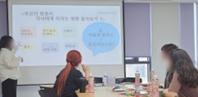 「은빛톨이 보호자 모임」에서 은둔 경험 청년 멘토와 보호자들이 서로의 경험을 나누며 지지와 공감의 시간을 갖고 있다. (제공=부천시청소년상담복지센터)