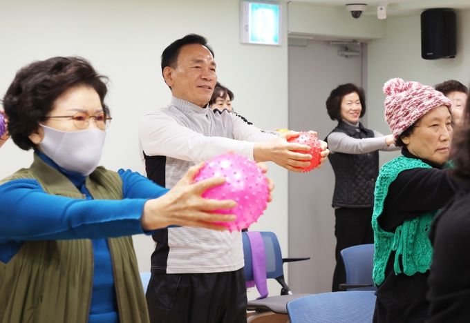 조성명 강남구청장, 병오년 새해 첫 행보 구민들과 아침 체조로 출발!