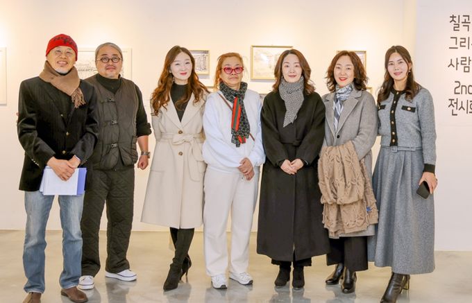 칠곡을 그리는 사람들전’에 참여한 작가들이 전시장인 칠곡군 왜관읍 갤러리 파미에서 기념촬영을 하고 있다. 왼쪽부터 정문현, 김현수, 박창미, 이택경, 박현아, 이정숙, 이윤경 작가.