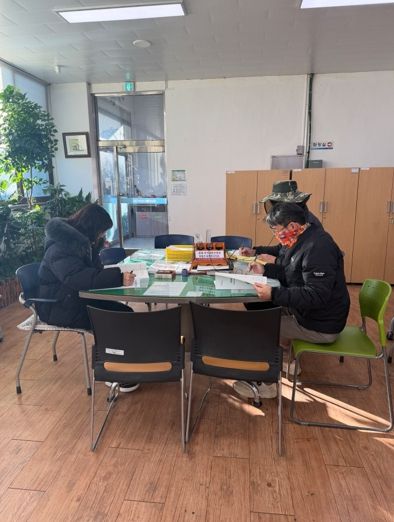 지난 2일 신광면 행정복지센터에서 식량대책분야 지원사업 공모 신청을 받고 있다.