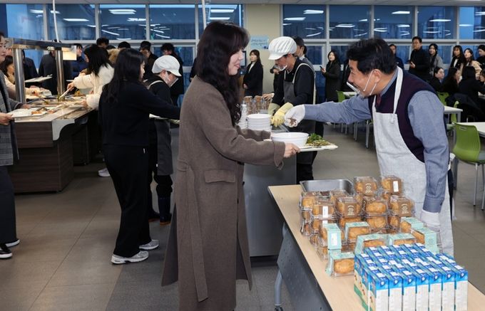 양산시장, 새해 직원 격려 구내식당 배식봉사
