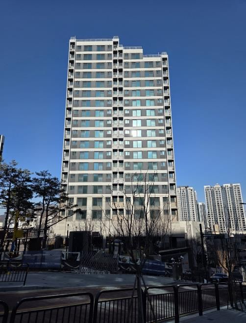 안양 냉천 행복주택(필름 부착 외관 사진).