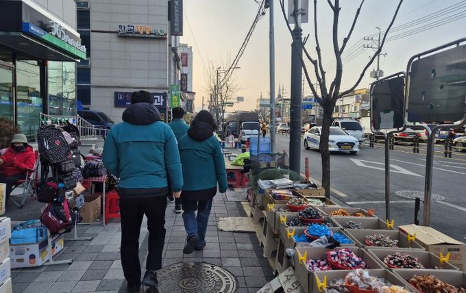영천시 관계자들이 지난 7일 영천공설시장에서 노점상 집중 계도·단속을 실시했다.