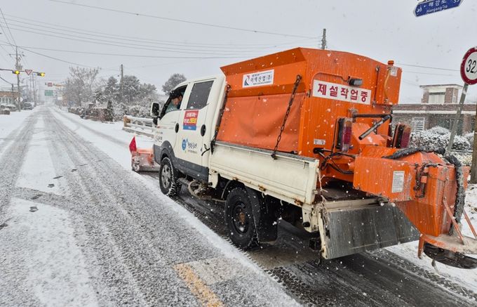 해남군“휴일 반납 제설대응”폭설 속 군민 안전 지켜라