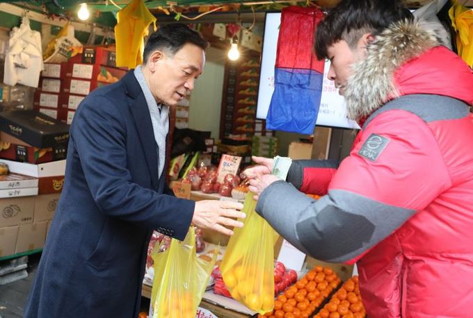 개포시장에서 장을 보는 조성명 강남구청장