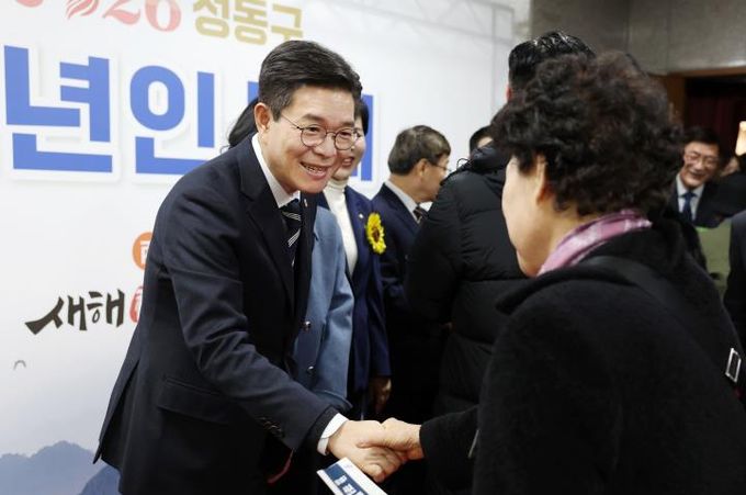 구민과 새해맞이 환영인사를 나누고 있는 정원오 성동구청장 모습