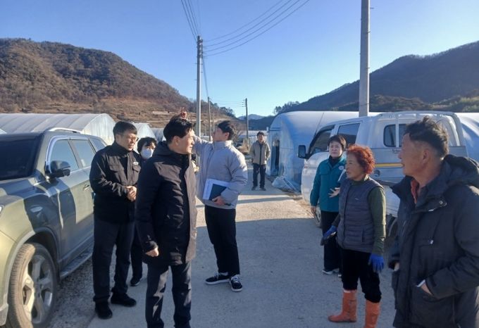 밀양시 관계자들이 강풍 피해 농가를 점검하고 있다.