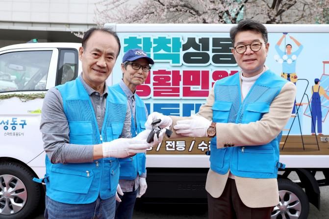 지난해 ‘착착성동 생활민원기동대 전용 차량 교체 축하식’에서 차 키를 전달하고 있는 정원오 성동구청장(우측) 모습