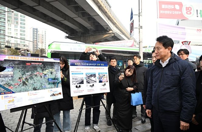 오세훈 서울시장이 15일 서대문구 홍은사거리에서 강북횡단 지하고속도로 사업 계획을 점검하고 있다.