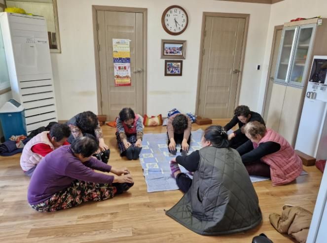 마을회관에서 어르신들이 ‘활력뿜뿜 건강100세 체조교실’수업에서 운동을 하고 있다.