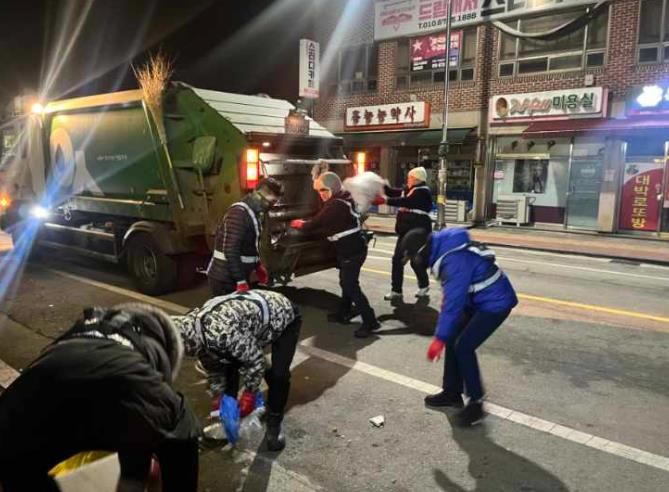 장수군, 주요 도로·민원 다발지역 환경정화활동 실시