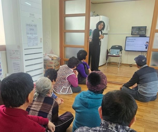 경로당을 직접 방문해 마음건강회복교실을 진행하는 모습이다.