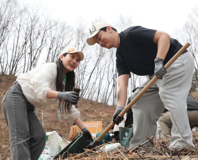 2025년 신혼부부 나무심기_행사에서_참가자들이 나무를 심고있다.