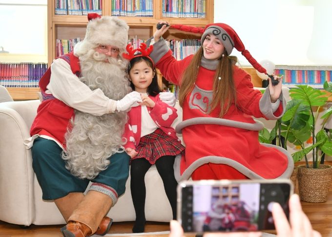 핀린드 로바니에미시 리얼 산타와 요정 엘프가 지난 21일 화천 어린이 도서관을 방문해 어린이들과 즐거운 시간을 보내고 있다