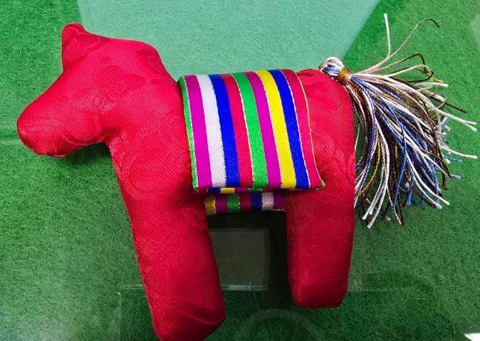 붉은말 자수 키링