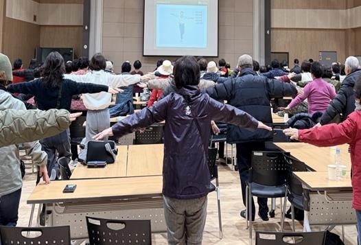 ‘겨울온기학교’ 참가자들이 낙상 예방을 위한 균형 잡기 동작을 하고 있다. 한국산림복지진흥원 국립나주숲체원 제공