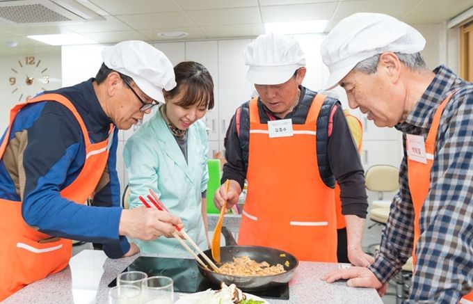 양천구, ‘아버지 영양교실’에서 요리실습 중인 어르신 모습