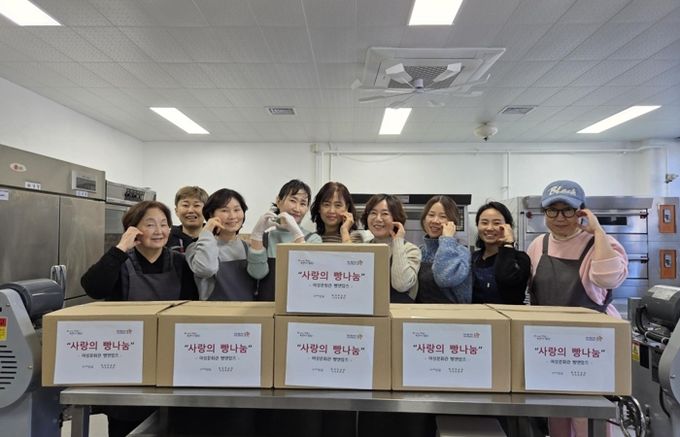 평생학습원 여성자원활동센터 ‘빵앤맘즈’ 팀이 지난 23일 지역 센터 아동들에게 전달하기 위한 빵을 정성껏 만들고 있다.