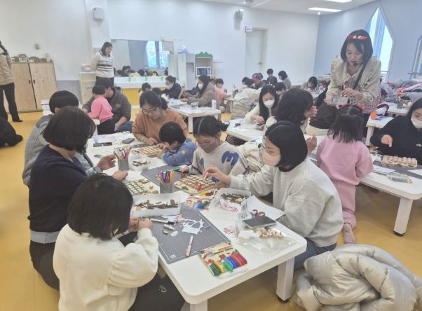 울산지역 유아와 가족들이 24일 유아교육진흥원에서 ‘가족이 함께 만드는 나무 달력’ 프로그램에 참여하고 있다