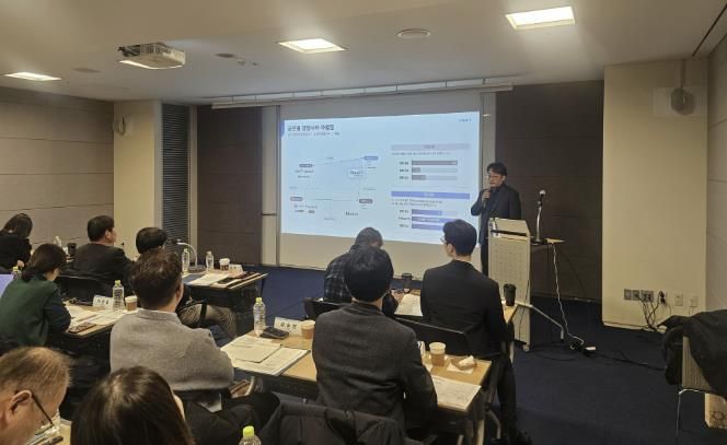 ㈜클라우드앤 관계자가 22일 서울 중구 대한상공회의소에서 열린 ‘2025년 스마트시티 혁신 기술 발굴 사업 성과공유회’에서 공공시설을 대상으로 한 에너지 절감 사업 실증 사례를 설명하고 있다.