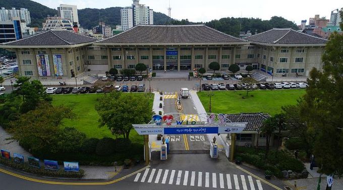 여수시가 일시적으로 자금난을 겪고 있는 지역 중소기업을 위해 2026년 중소기업 이차보전 지원 사업을 접수 받고 있다.