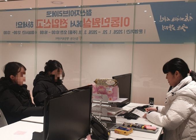 광명시 철산2동 행정복지센터는 신축 단지인 ‘철산자이브리에르(1,490세대)’ 입주민들의 편의를 위해 오는 3월 31일까지 단지 내 입주지원센터에서 ‘이동민원실’을 운영한다.