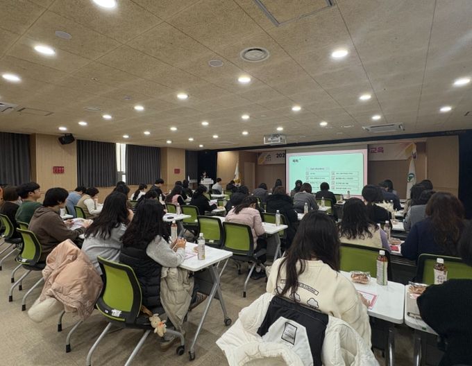 지난 27일 통합돌봄센터 대강당에서 민관 돌봄 업무 실무자 45명을 대상으로 의료·요양 통합돌봄 사업 직무교육을 진행하고 있다.
