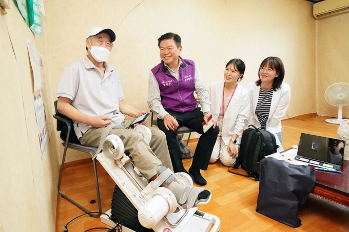 방문 간호 사업에 동행한 이필형 동대문구청장