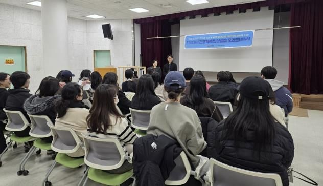 구리시보건소에서 간호학과 학생들을 대상으로 실습 오리엔테이션을 진행하고 있다.