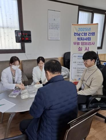 강진군 보건소 직원들이 항체 검사를 진행하고 있다.