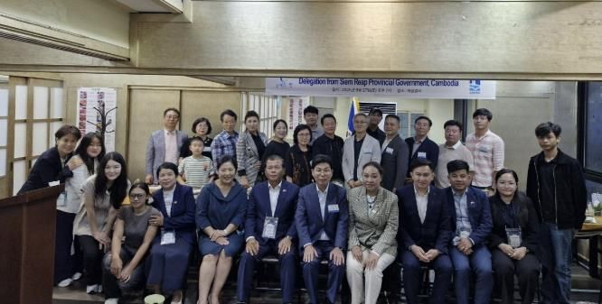 수원마을 출신 우수 졸업생과 국제교류센터 관계자들이 기념사진을 촬영하고 있다.