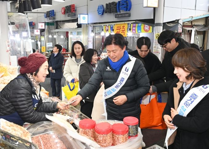 부천시는 설 명절을 맞아 관내 전통시장을 방문했다.