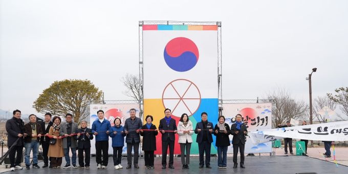 나주시가 14일 영산강 정원에서 ‘2026 설맞이 연날리기 축제’를 개최했다.